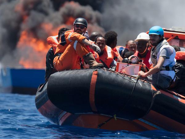 Die Flüchtlingsboote werden, nachdem alle gerettet wurden, zerstört.