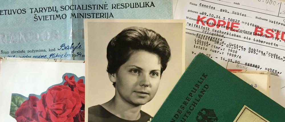 Waltraud Gennies wurde im Memelland, im heutigen Litauen, geboren. Für ihren Ehemann ging sie freiwillig in die DDR. 