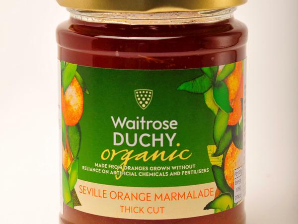 Duchy. Die Marke des Prinzen von Wales, dem das Herzogtum, „Duchy“, von Cornwall untersteht, verkauft herbe Bio-Marmalade.
