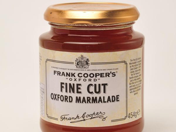 Cooper’s. Die „Fine Cut Oxford Marmalade“ vom Hoflieferanten Frank Cooper’s streicht sich die Queen auf den Toast.