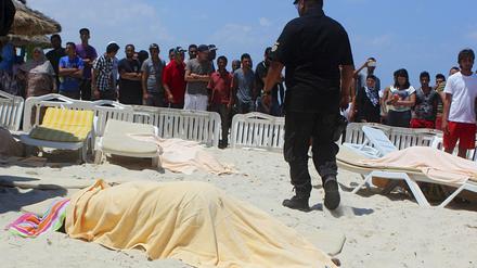 Die Leiche eines ermordeten Touristen am Strand von Sousse nach dem Anschlag auf ein Hotel in Tunesien