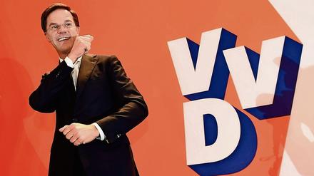 Ministerpräsident Mark Rutte lässt sich als Wahlsieger feiern. Dabei hat seine rechtsliberale VVD acht Sitze verloren.
