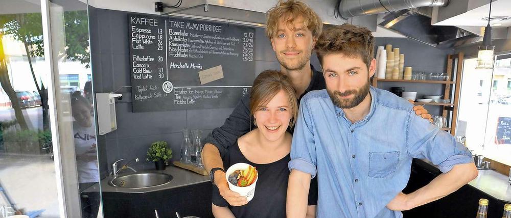 Die drei Haferfreunde: Anna, Levin und Leandro mit einer Portion Porridge.