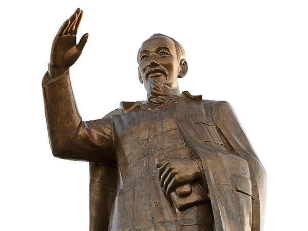 Xin chao. Der gottgleich verehrte Ho Chi Minh grüßt in Form von Statuen im ganzen Land. Ein Besuch seines Mausoleums in Hanoi ist Geschmackssache.