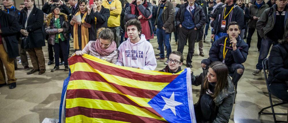Anhänger der Unabhängigkeitsbewegung in Katalonien warten am 21.12.2017 in Barcelona (Spanien) auf die Wahlergebnisse. 