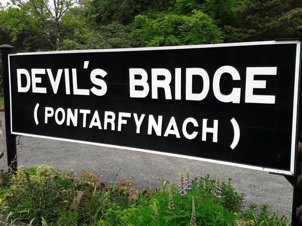 Eine einstündige Bahnfahrt von Aberystwyth führt zu der weltberühmten Teufelsbrücke.