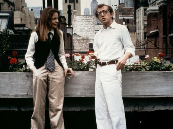1977. Diane Keaton und Woody Allen in dem New-York-Film „Der Stadtneurotiker“. Hemd und Schlips gehören auch privat zur Uniform der Schauspielerin.