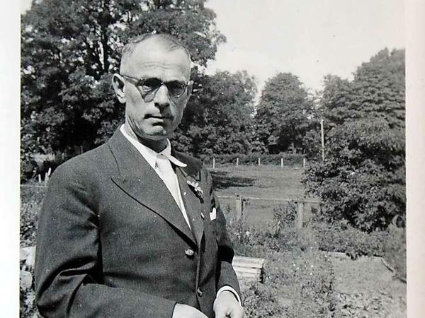 Hans Zielke erfand 1943 den Elfenbeinbolzen für chirurgische Eingriffe.