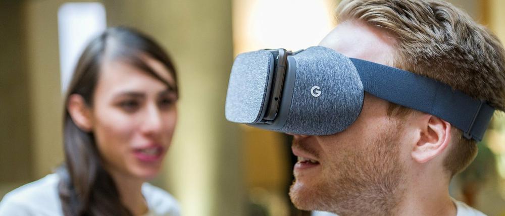 Googles VR-Brille Daydream View (69 Euro, benötigt Smartphone Pixel oder Pixel XL) ist aus sehr leichten Materialien gefertigt und wird über eine kleine Fernbedienung gesteuert.