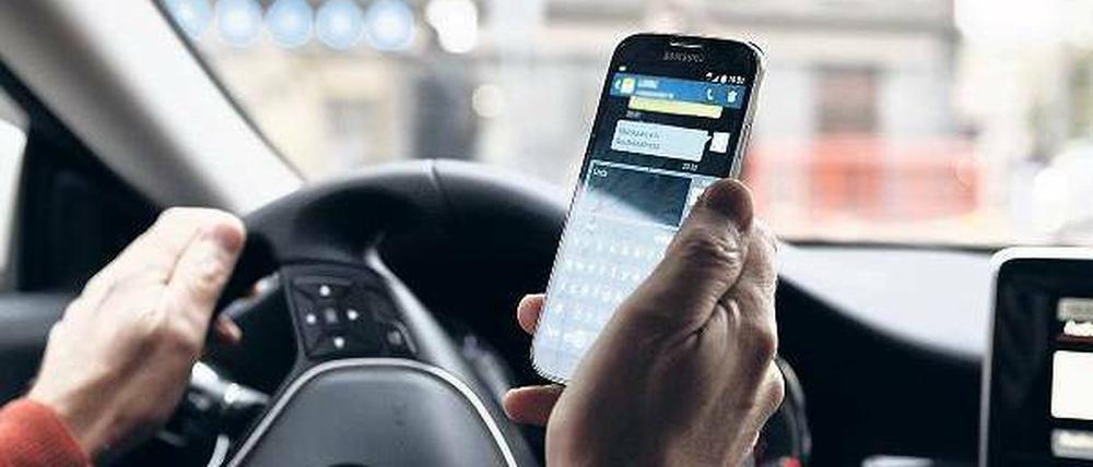 Manchen Ärger kann man sich sparen: Während einer Autofahrt ist es verboten, ein Handy in der Hand zu halten. Dies ist auch gar nicht nötig, denn Sprachassistenten helfen dabei, zum Beispiel eine SMS zu versenden oder ein Telefonat einzuleiten. Foto: pa/dpa