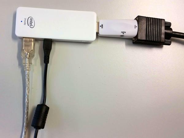 Alles dran: USB-Anschluss (silberfarben), Stromkabel (daneben) und Adapter mit VGA-Anschluss für den Bildschirm. Startknopf drücken, die kleine blaue LED leuchtet auf. 