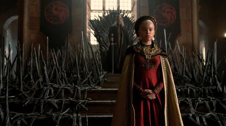 Wird Rhaenyra Targaryen (Milly Alcock) entgegen allen Traditionen irgendwann auf dem Eisernen Thron ihres Vaters König Viserys (Paddy Considine) sitzen? 