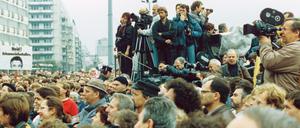 Mehr als 500 000 DDR-Bürger waren bei der Demonstration am 4. November 1989 auf dem Alexanderplatz dabei. Die Demo wurde live im Fernsehen der DDR übertragen. |