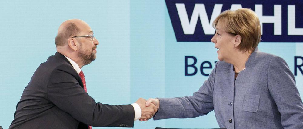Da waren sie so freundlich zueinander. Die CDU-Parteivorsitzende und Bundeskanzlerin Angela Merkel und der SPD-Parteivorsitzende und Kanzlerkandidat Martin Schulz vor der "Berliner Runde"
