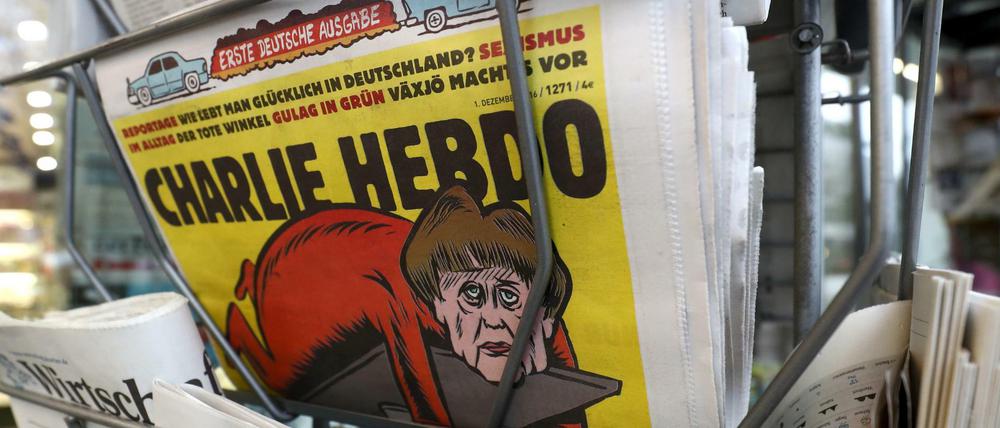 Die erste deutschsprachige Ausgabe des französischen Satiremagazins «Charlie Hebdo» nimmt sich sowohl Bundeskanzlerin Angela Merkel (CDU) als auch AfD-Bundesvorsitzende Frauke Petry vor.