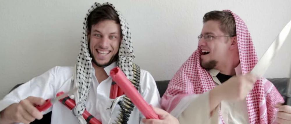Die "Datteltäter" nehmen den "IS" aufs Korn: Marcel Sonneck (links) und Fiete Aleksander (rechts) verkleidet als Salafisten