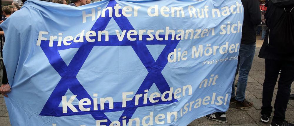 Eine Demonstration gegen Antisemitismus in Berlin. Bei dem Kultursender Arte soll ein Film über Judenfeindlichkeit im Regal verstauben. Warum?