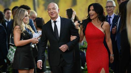 Jeff Bezos und Lauren Sanchez, Nachrichtensprecherin aus den USA, bei der Weltpremiere der "Herr der Ringe"-Serie.