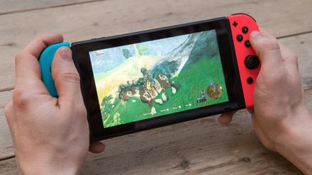 Nintendos neue Spielekonsole Switch besteht aus einem Tablet, an das sich bei mobiler Nutzung die beiden Joy-Con-Controller anstecken lassen. Um am Fernseher zu spielen, wird die Konsole in eine Dockingstation gesteckt. 