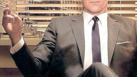 Eigener Kosmos. Jon Hamm agiert als Werber Don Draper in „Mad Men“. Die Serie spielt im New York der sechziger Jahre. Mehr als das: Sie will Abbild jener Zeit sein. Foto: Cinetext