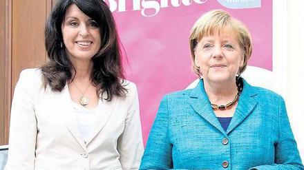 Über Politik diskutieren und trotzdem überlegen, was abends gekocht wird. Das ist für „Brigitte“-Chefredakteurin Brigitte Huber (l.) keine Frage des Könnens. In Berlin sprach sie kürzlich mit Bundeskanzlerin Angela Merkel über Frauen, Feminismus und Freunde. 