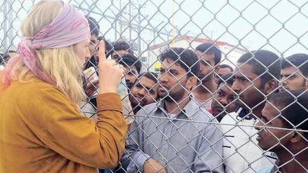 Annäherung. Die Bloggerin Katrin Weiland spricht mit Insassen des Flüchtlingsgefängnisses von Athen. „Auf der Flucht“, Donnerstag, ZDFneo, 22 Uhr 15. Foto: ZDF
