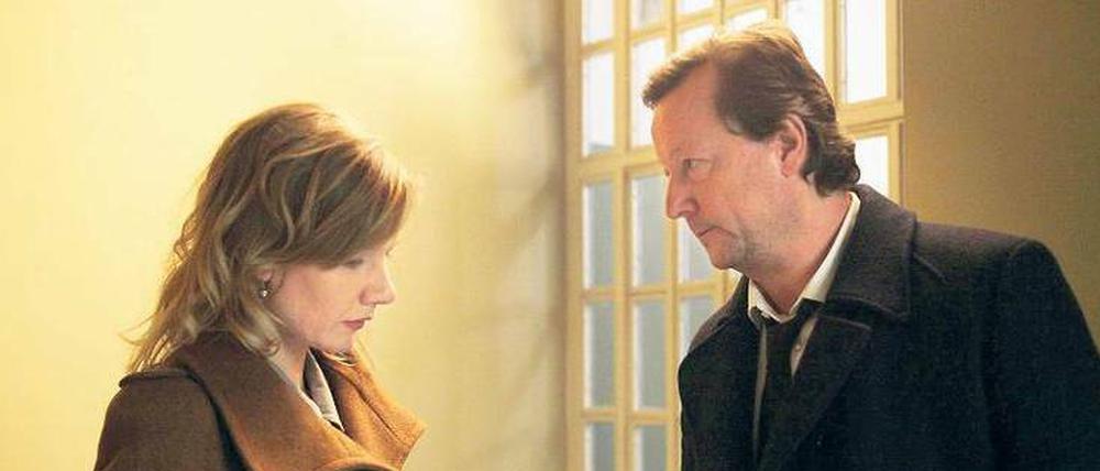 Flirt im "Morgengrauen". Kommissar Meuffels (Matthias Brandt) verliebt sich in Karen Wagner (Sandra Hüller). Doch Gefühle und Ermittlungen kreuzen sich.