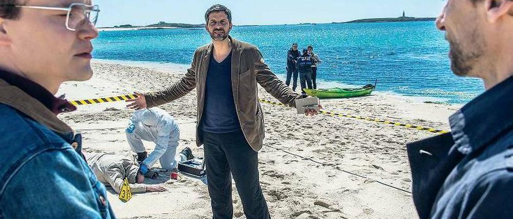 Verbrechen aufklären, wo andere Menschen Urlaub machen. Kommissar Dupin (Pasquale Aleardi, Mitte) und seine Inspektoren am Strand einer Glénan-Insel. Foto: ARD