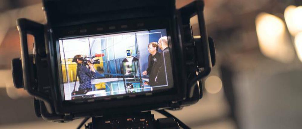 Vor seinem großen Auftritt schaute sich der Berliner Roboter Yolandi (linkes Bild) das Studio der RBB-„Abendschau“ an, wo er am Montag einen Nachrichtenblock vorlesen wird.