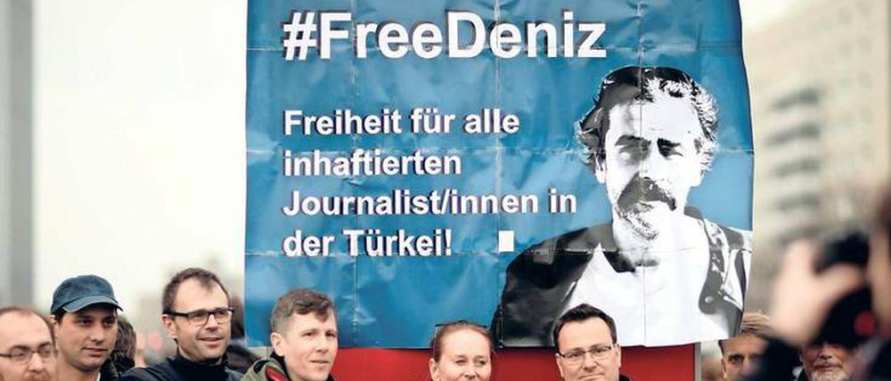 Solidarität mit Deniz Yücel. Der Korrespondent der „Welt“ wird seit Dienstag vergangener Woche von der Polizei in Istanbul festgehalten.