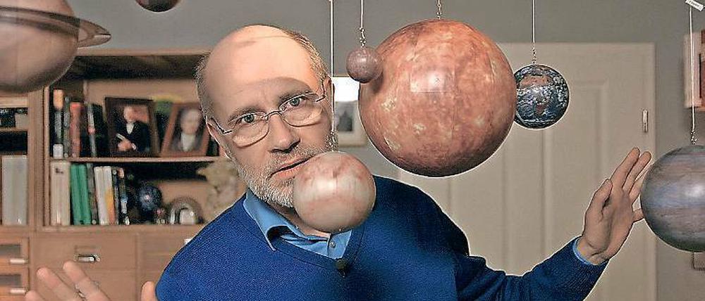 Beim ZDF funktioniert’s. Harald Lesch erklärt in „Leschs Kosmos“ das Sonnensystem, zu späterer Stunde vor fast zwei Millionen Zuschauern (11,2 Prozent Marktanteil).