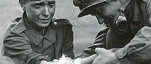 Das Schlüsseljahr 1945, erzählt aus Sicht der Kinder. Im Bild ein verletzter junger Wehrmachtssoldat, der von einem US-Soldaten versorgt wird. 