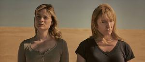 Das unbekannte Wesen: Andy (Bella Heathcote, links) ist immer wieder überrascht, wie wenig sie von ihrer Mutter Laura (Toni Collette) weiß. Foto: Netflix