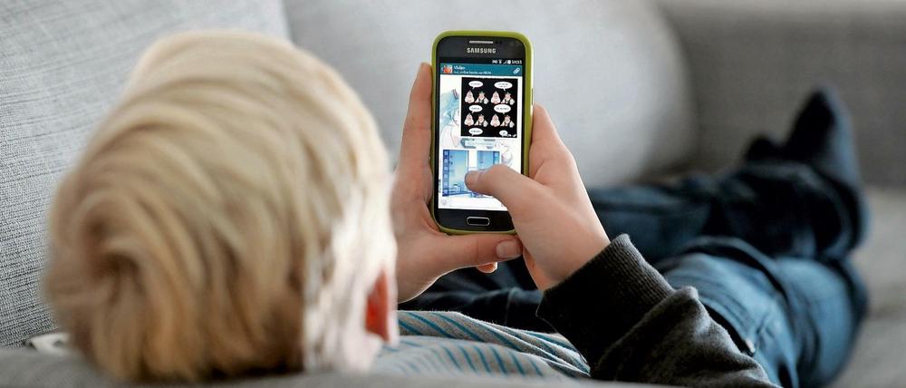 Kinder sollten von ihren Eltern lernen, mit Smartphones und anderen Medien richtig umzugehen.