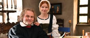 Die Schauspieler Karoline Schuch als Katharina von Bora und Devid Striesow als Martin Luther posieren bei Dreharbeiten des Films "Katharina Luther". 