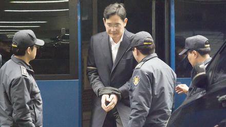 Der Erbe der Technologiekonzern Samsung, Jay Lee, ist in Südkorea wegen Bestechung zu zweieinhalb Jahren Haft verurteilt worden.