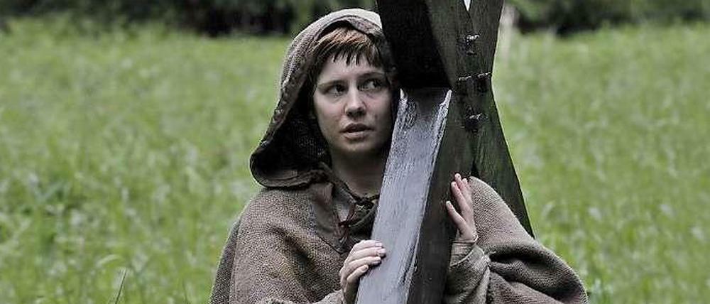 Schwere Bürde: Josefine Preuß, 28, spielt in "Die Pilgerin" (Sonntag und Montag, ZDF, 20 Uhr 15) eine junge Frau, die sich für ihren Vater auf den Jakobsweg macht. 