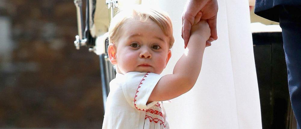 Prinz George ist ein beliebtes Fotomotiv, wie hier bei einem offiziellen Termin. Paparazzi dringen aber zunehmend in die Privatsphäre des Zweijährigen ein. 