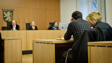Vor Gericht. Elivs L., einer der beiden Hauptangeklagten, sitzt beim Prozessauftakt im Amtsgericht von Offenbach neben seiner Verteidigerin.