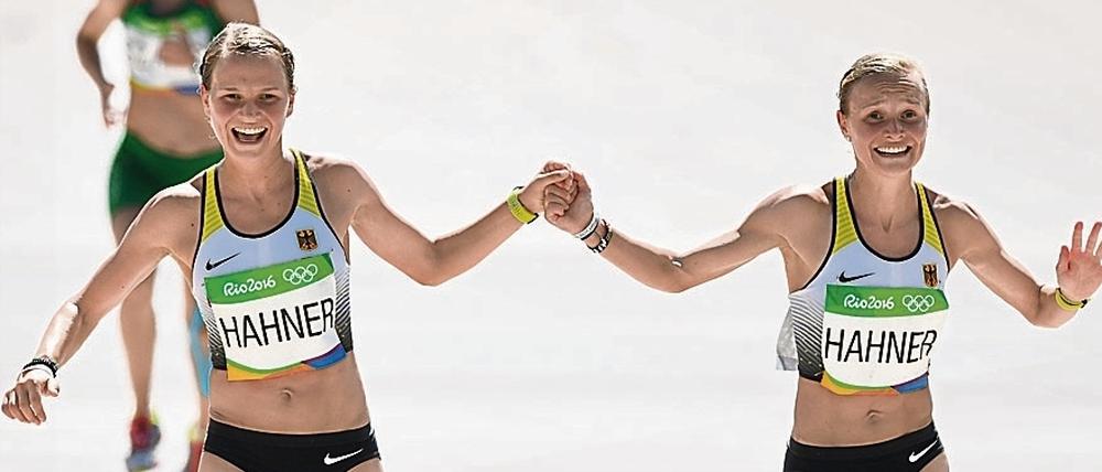 German "Gemütlichkeit": Die Zwillinge Lisa (links) und Anna Hahner laufen Hand in Hand beim Marathon ins Ziel.