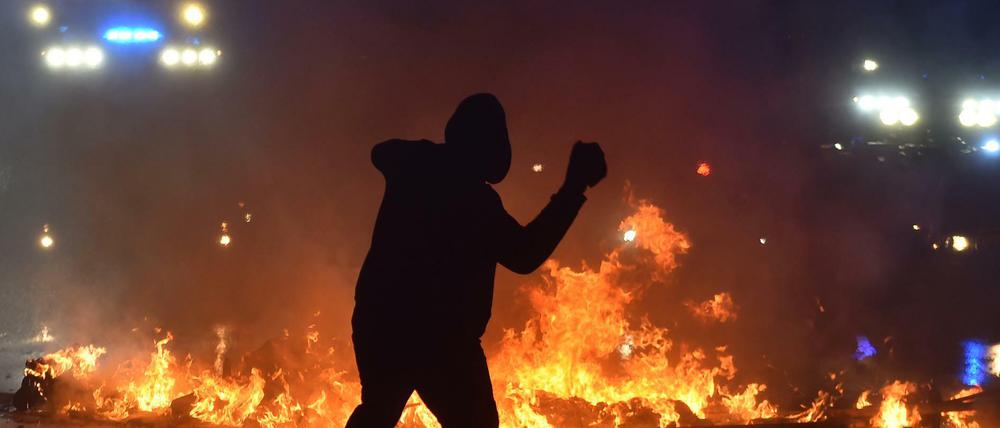Krawallnacht: Ein Randalierer wirft in Hamburg einen Stein in Richtung der Polizei.