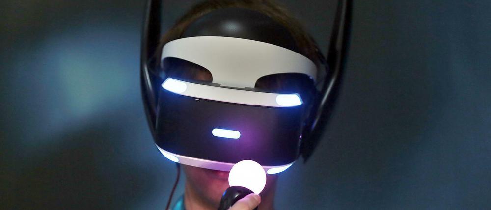 Mit Batman auf der Gamescom. Die spitzen Ohren auf der VR-Brille stammen aus der Comic-Reihe, von seiner Umwelt bekommt der Spieler nichts mit. 