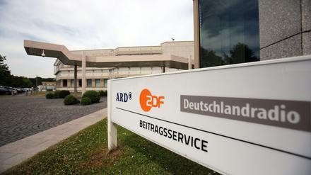 Wenige Wochen vor der Bundestagswahl und inmitten der Koalitionsverhandlungen in Sachsen-Anhalt verkündet das Bundesverfassungsgericht am Donnerstag seine Entscheidung zur Erhöhung des Rundfunkbeitrags.