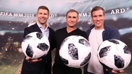 Wenn drei Bälle im Spiel sind, braucht man auch drei Experten. Thomas Hitzlsperger, Stefan Kuntz und Hannes Wolf (von links) treten bei der WM für die ARD als Experten auf.
