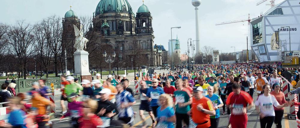 Die Läufer beim Berliner Halbmarathon sind erwachsen. Sie können ihren Ehrgeiz selbst steuern - anders als Kinder.