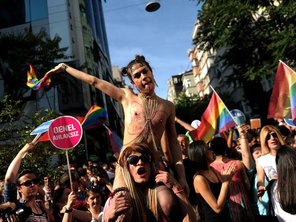 Der Taksim Platz in Istanbul am Sonntagmorgen. Schwule und Lesben feiern die "Gay Pride", bis die Polzei die Parade gewaltsam auflöst. 