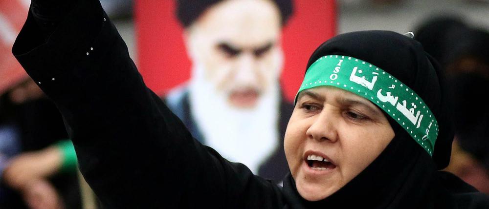 Eine Frau protestiert am Al-Quds-Tag gegen Israel und US-Politik im Mittleren Osten
