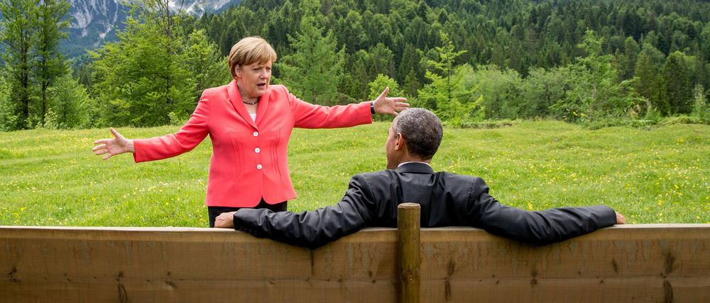 Ein Foto geht um die Welt und motivert im Internet viele Menschen zu lustigen Montage-Bildern. Kanzlerin Angela Merkel mit ausgebreiteten Armen vor dem sitzenden US-Präsidenten Barack Obama in Garmisch-Partenkirchen beim Treffen der G7 am Dienstag.