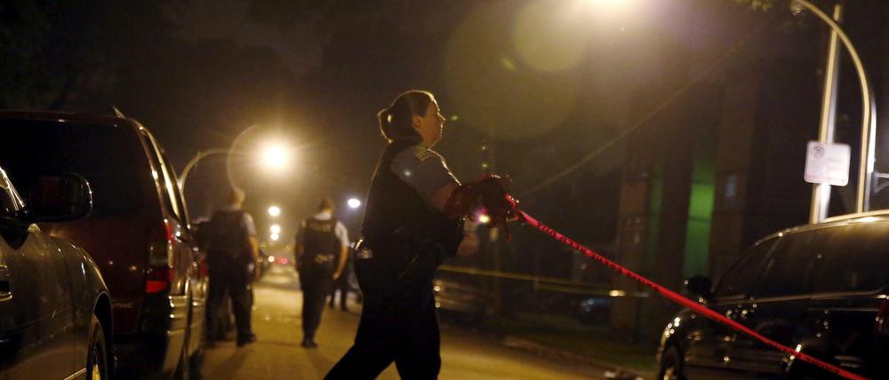 Eine Polizistin in Chicago sperrt den Tatort ab. Der 7-Jährige Amari Brown wurde hier am Sonntag erschossen. 