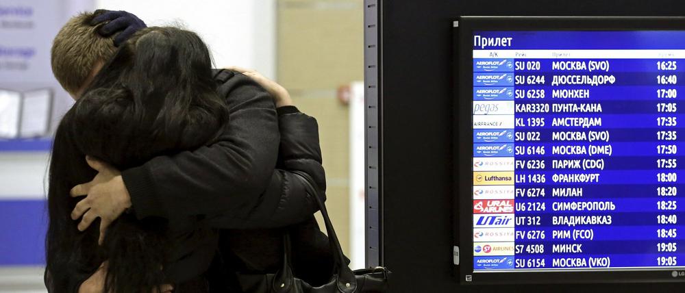 Angehörige der Insassen des abgestürzten russischen Flugzeugs warten am Flughafen von St. Petersburg. 